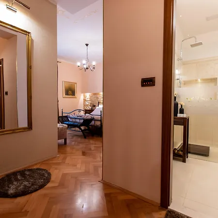Unique Luxury Πανσιόν 4*