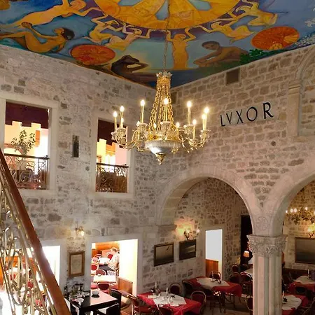 Πανσιόν Unique Luxury 4*
