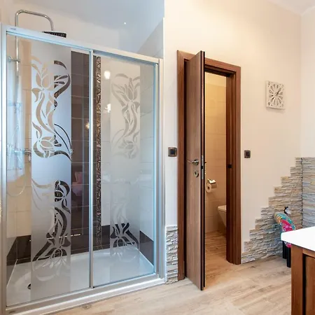 Πανσιόν Unique Luxury Σπλιτ