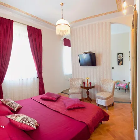 Unique Luxury Pensión 4*