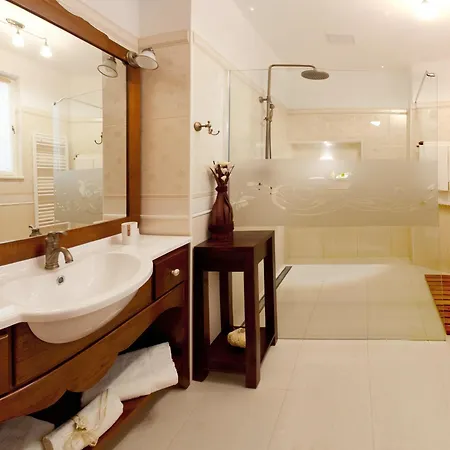 Unique Luxury Pensión Split