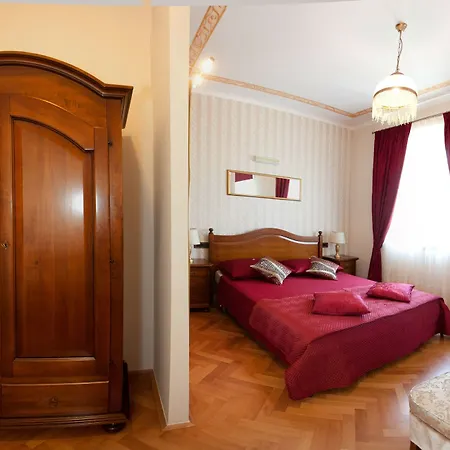Unique Luxury Pensión 4*