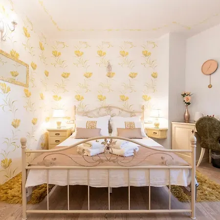 Unique Luxury Pensión 4*