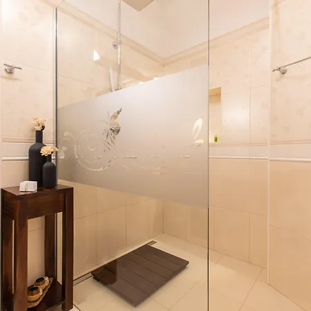 Unique Luxury בית הארחה 4*