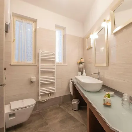 Unique Luxury בית הארחה